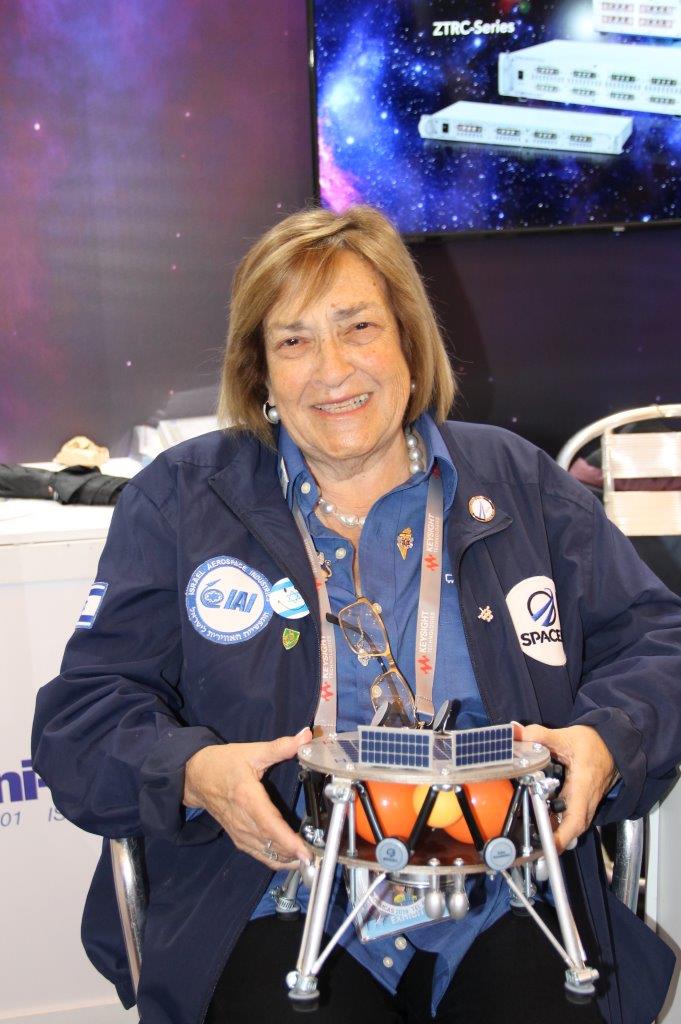 Gloria Kaylie holding the Beresheet Model at the 2019 IEEE Israel Expo